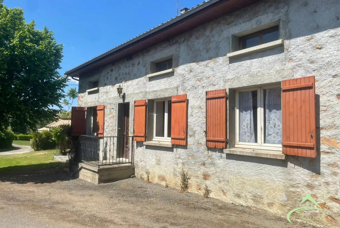Maison à vendre à Chabrac avec 3 chambres, terrasse et potentiel de rénovation 
