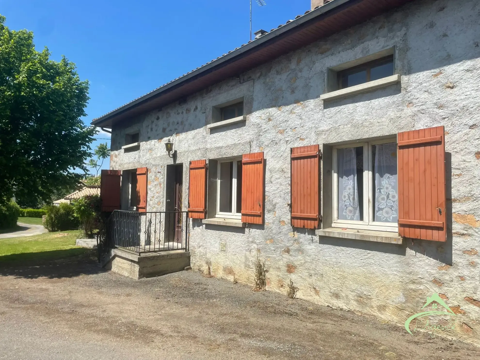 Maison à vendre à Chabrac avec 3 chambres, terrasse et potentiel de rénovation 