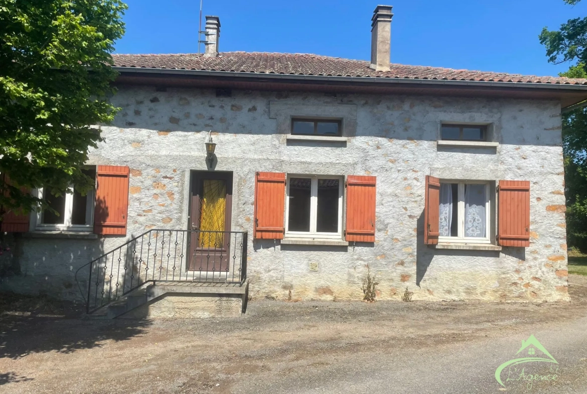 Maison à vendre à Chabrac avec 3 chambres, terrasse et potentiel de rénovation 
