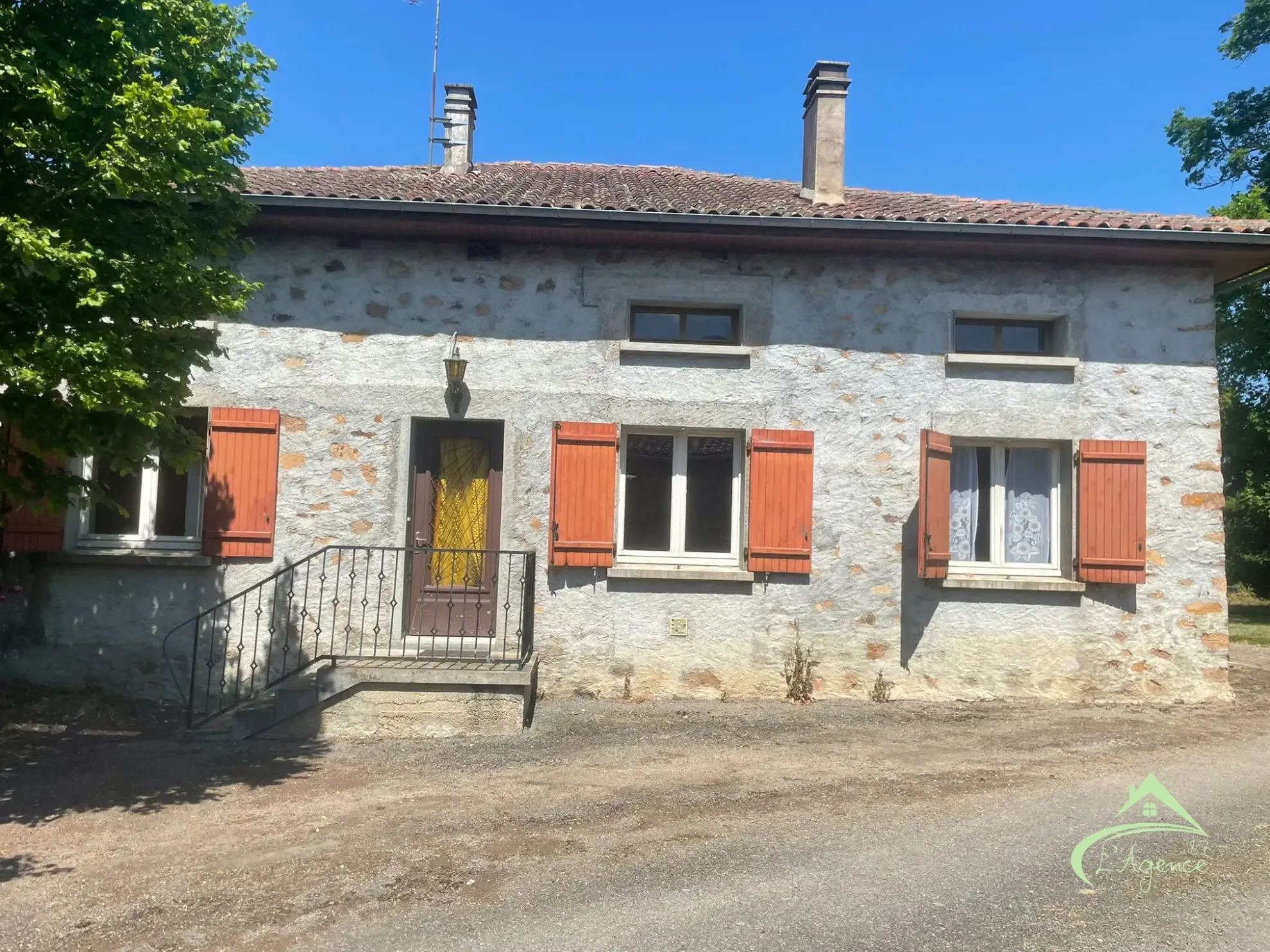 Maison à vendre à Chabrac avec 3 chambres, terrasse et potentiel de rénovation 