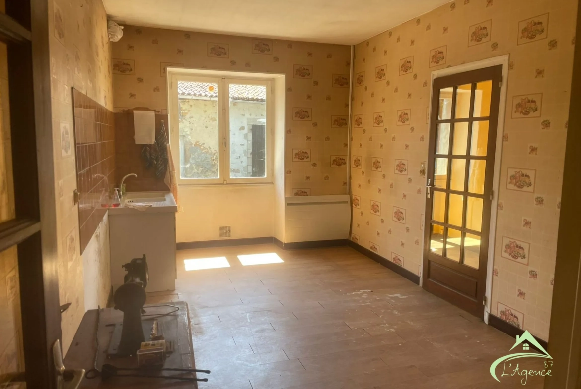 Maison à vendre à Chabrac avec 3 chambres, terrasse et potentiel de rénovation 