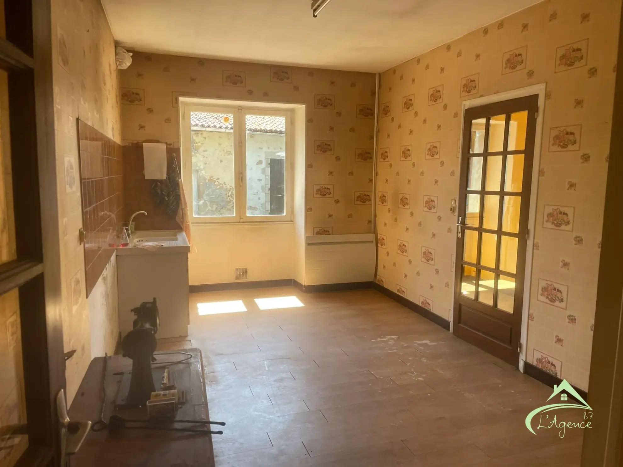 Maison à vendre à Chabrac avec 3 chambres, terrasse et potentiel de rénovation 