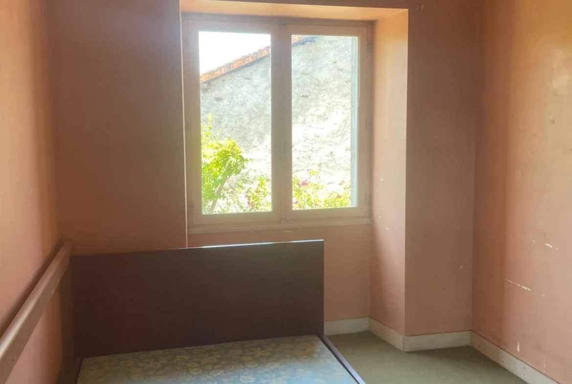 Maison à vendre à Chabrac avec 3 chambres, terrasse et potentiel de rénovation 