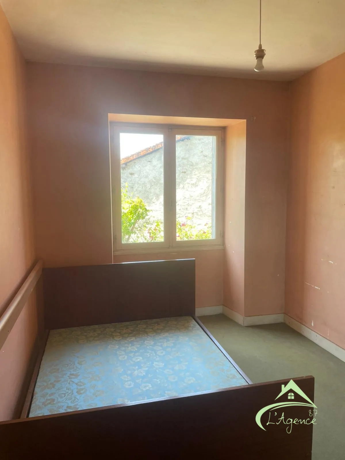 Maison à vendre à Chabrac avec 3 chambres, terrasse et potentiel de rénovation 