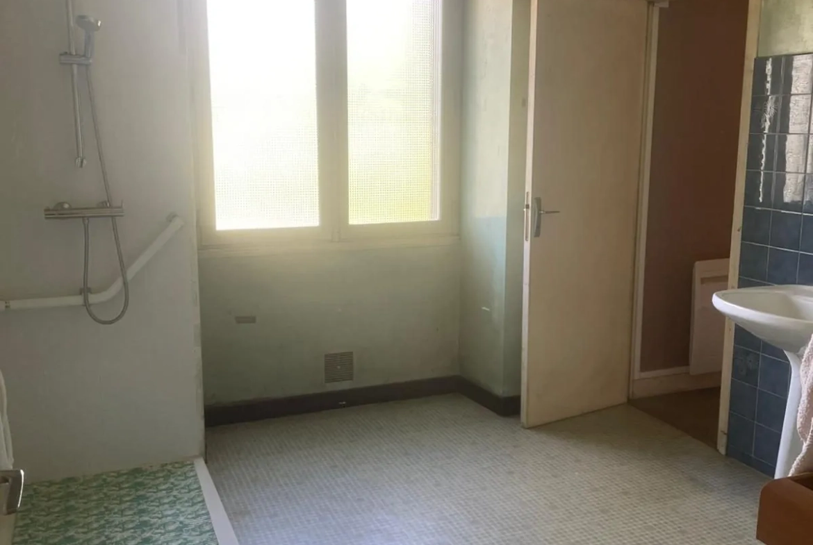 Maison à vendre à Chabrac avec 3 chambres, terrasse et potentiel de rénovation 