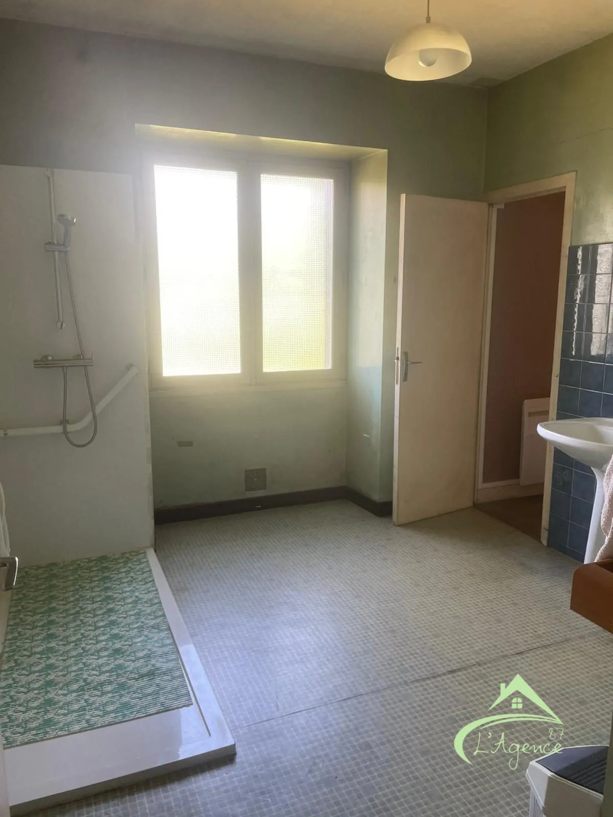 Maison à vendre à Chabrac avec 3 chambres, terrasse et potentiel de rénovation 