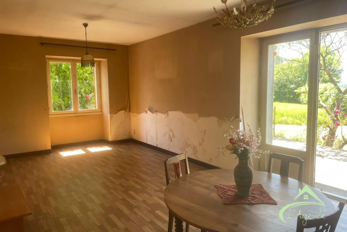 Maison à vendre à Chabrac avec 3 chambres, terrasse et potentiel de rénovation 