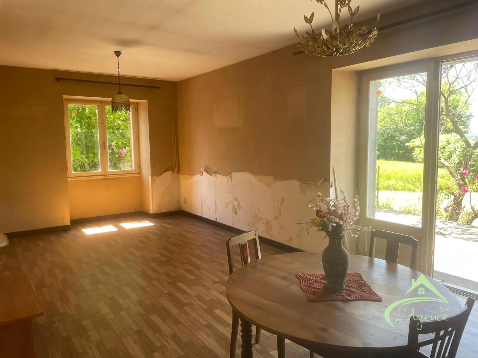 Maison à vendre à Chabrac avec 3 chambres, terrasse et potentiel de rénovation 