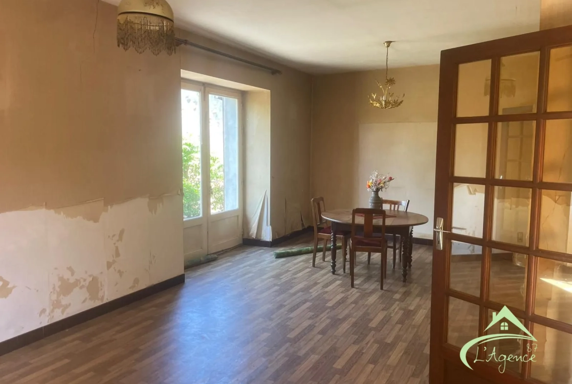 Maison à vendre à Chabrac avec 3 chambres, terrasse et potentiel de rénovation 