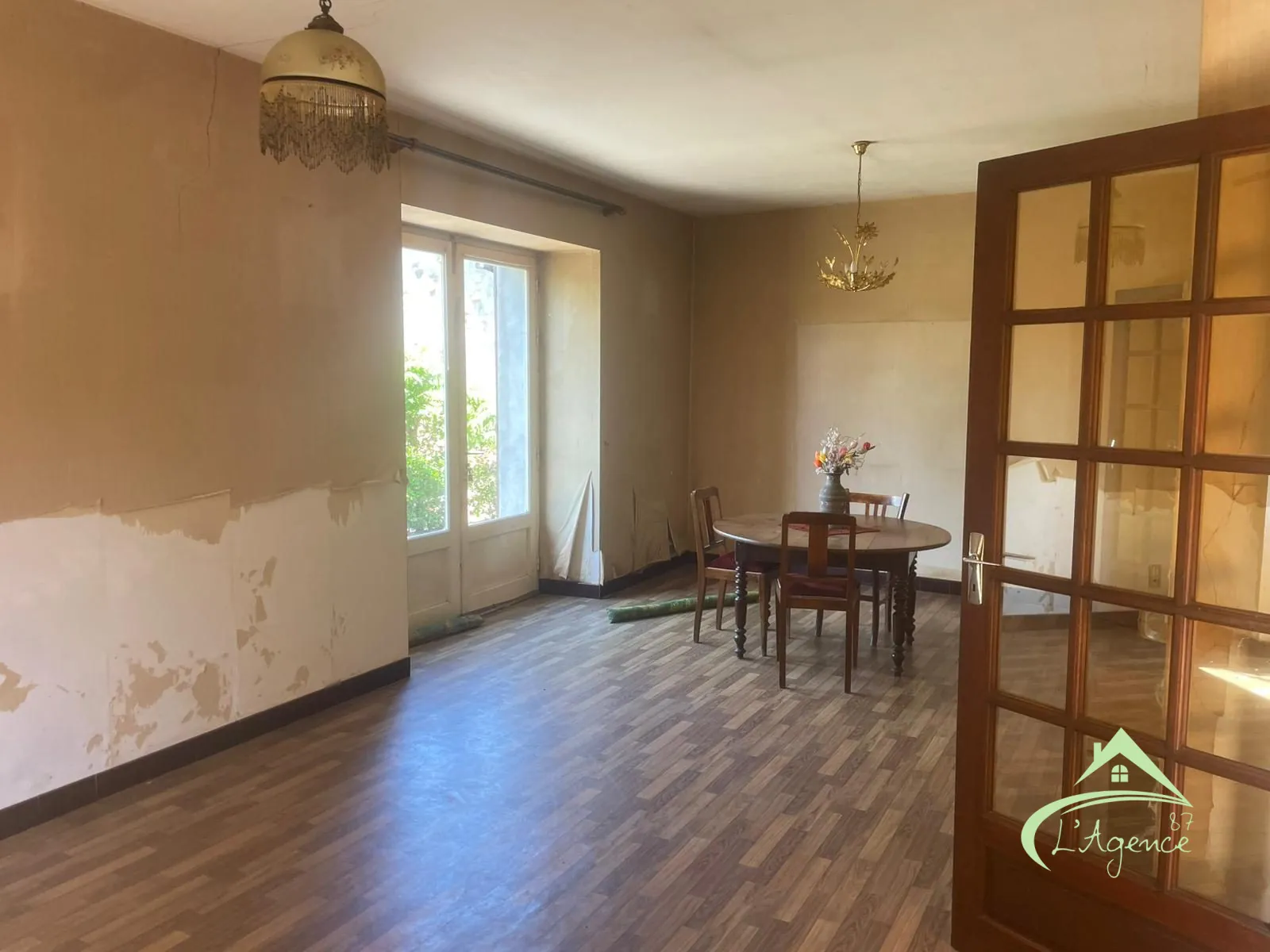 Maison à vendre à Chabrac avec 3 chambres, terrasse et potentiel de rénovation 