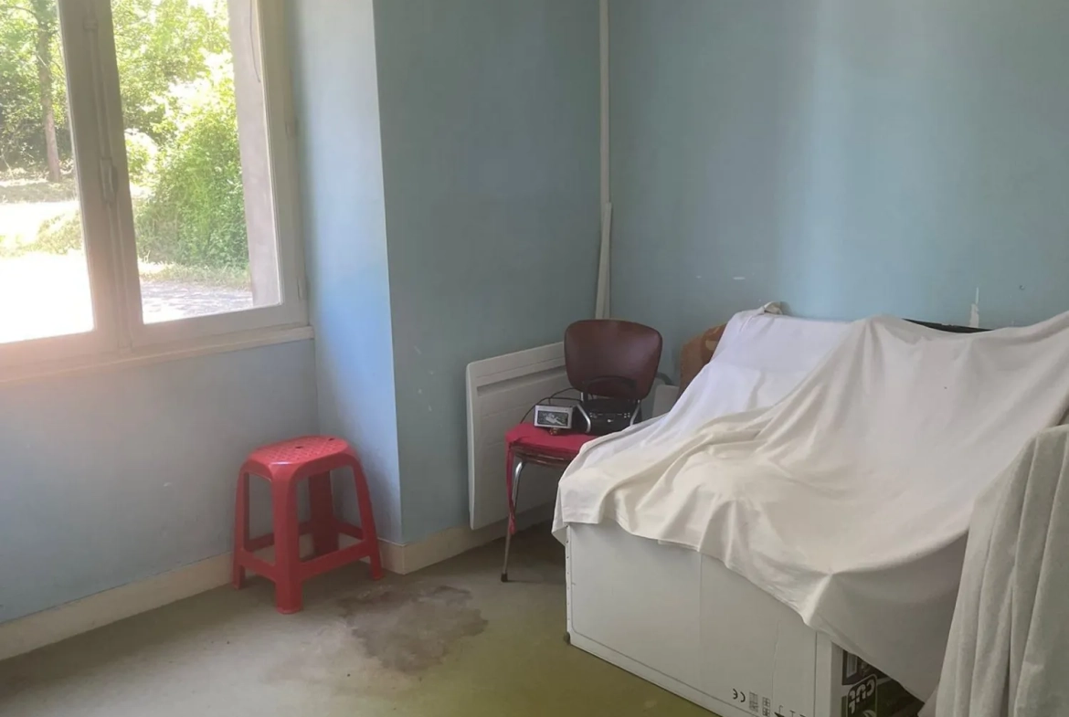 Maison à vendre à Chabrac avec 3 chambres, terrasse et potentiel de rénovation 