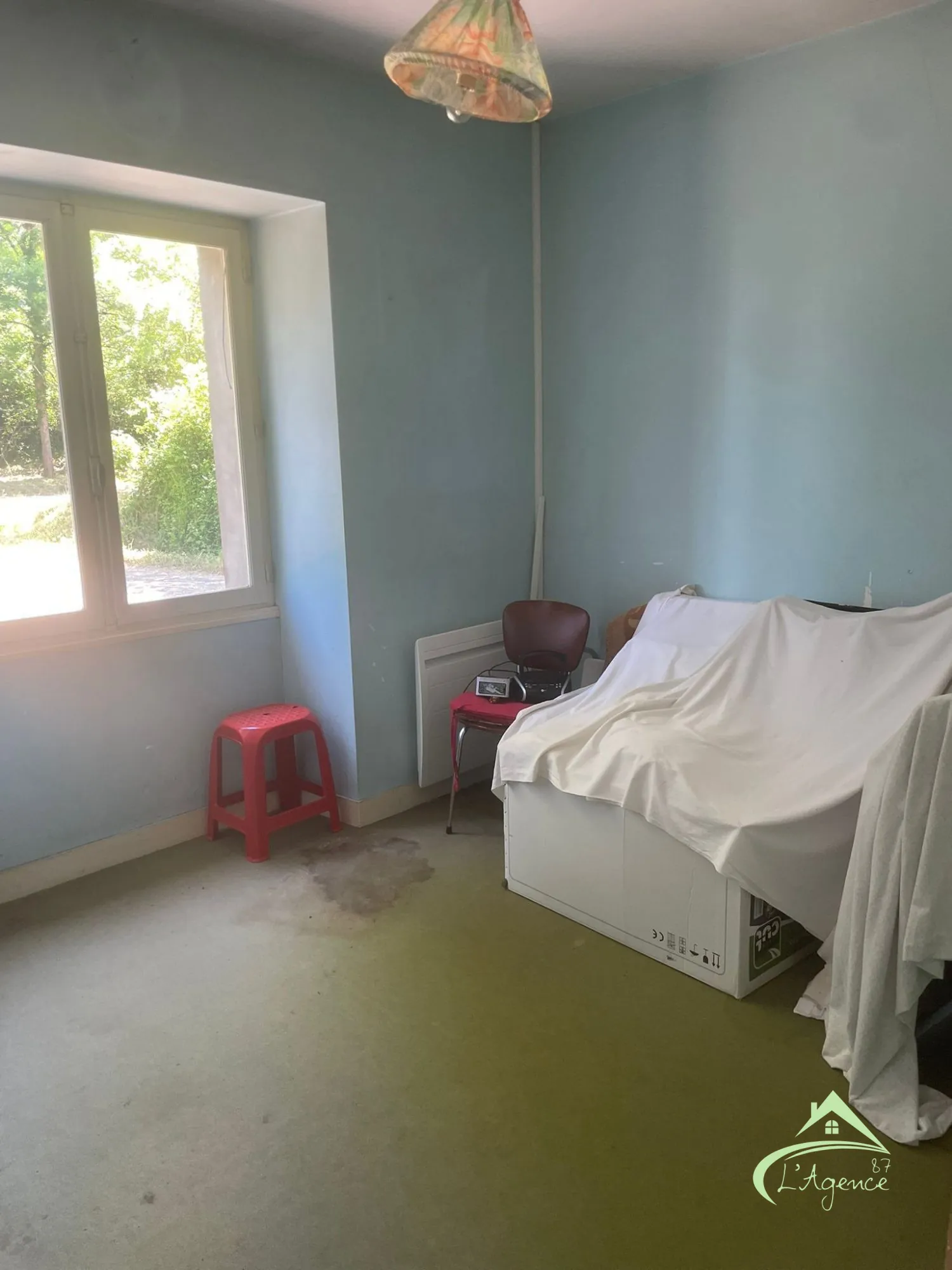 Maison à vendre à Chabrac avec 3 chambres, terrasse et potentiel de rénovation 