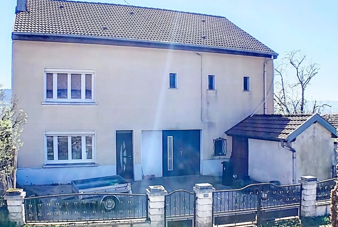 Maison à vendre à La Houssière avec vue panoramique, jardin et garage 