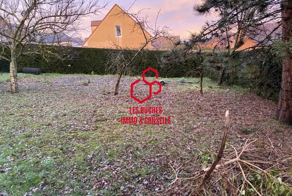 Terrain constructible à vendre à Moret-Loing-et-Orvanne, environnement paisible et proche des commodités 
