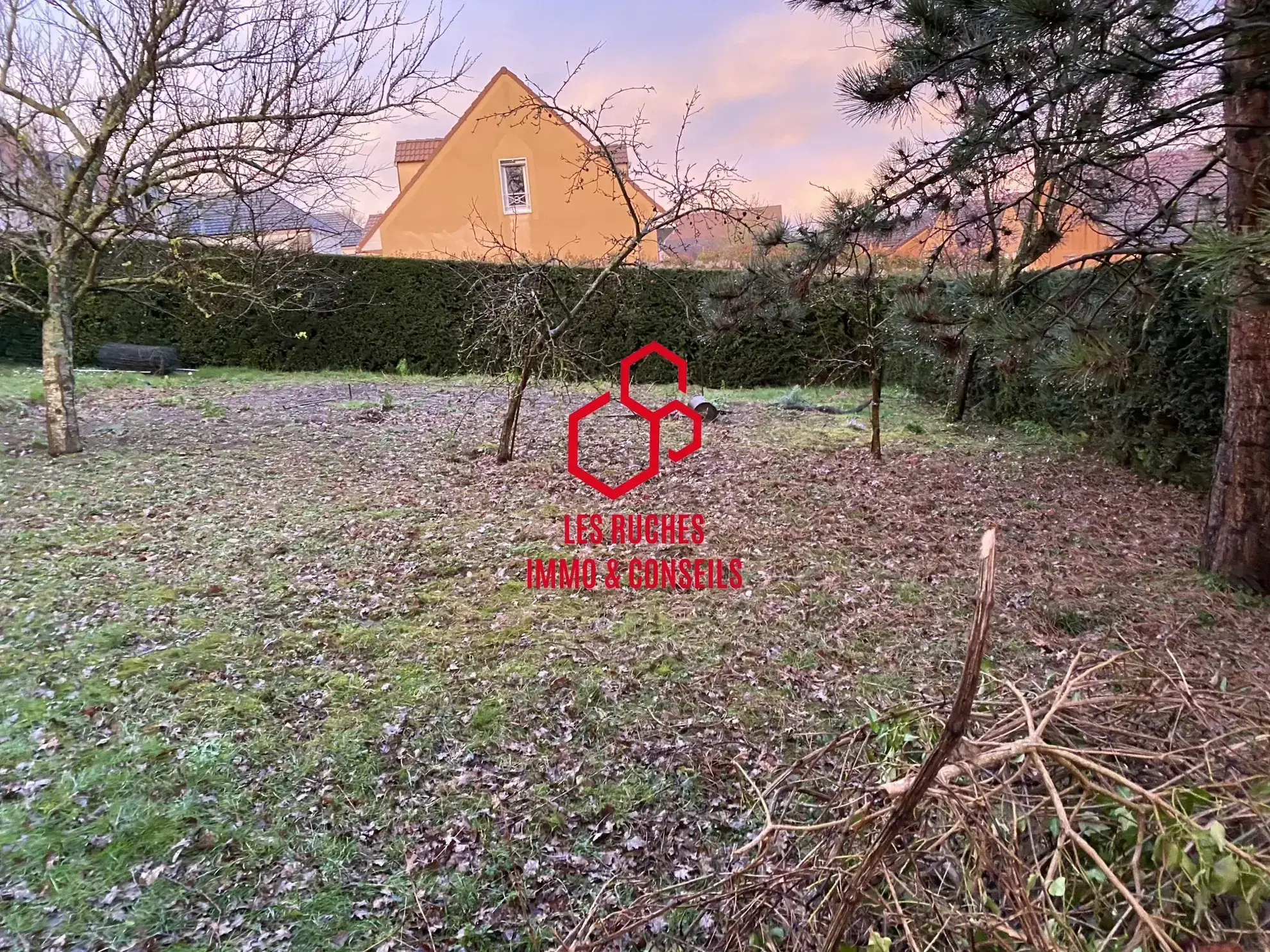 Terrain constructible à vendre à Moret-Loing-et-Orvanne, environnement paisible et proche des commodités 