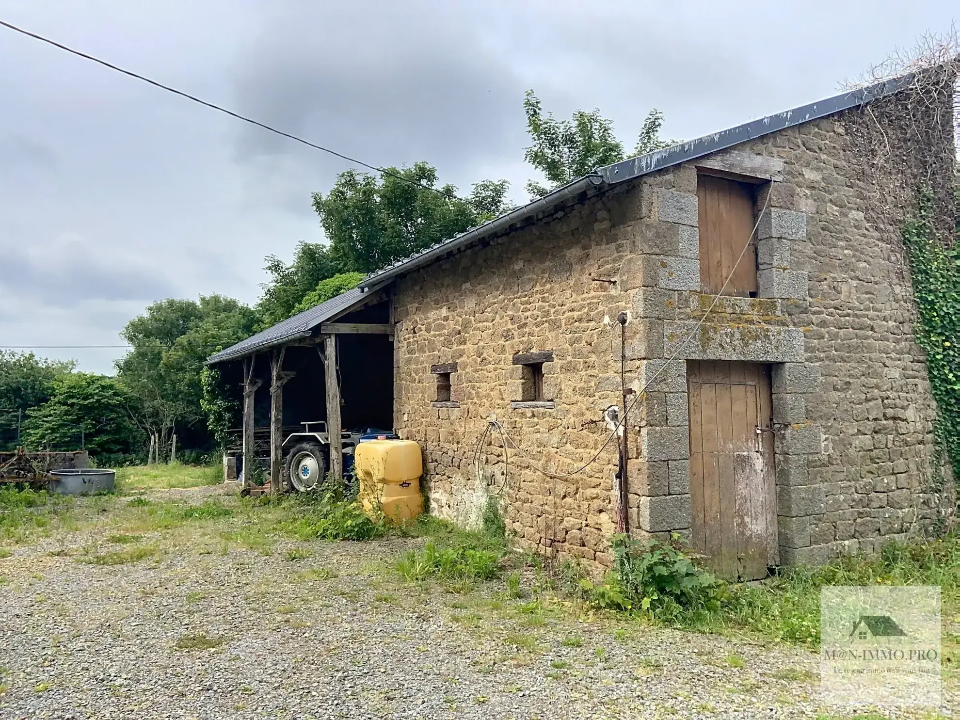 Longère en pierres à rénover à Chauvigne, exposition plein sud, proche Rennes 