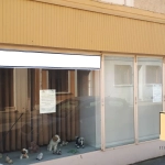 Local commercial loué à Yenne avec grande vitrine et cave - Investissement rentable