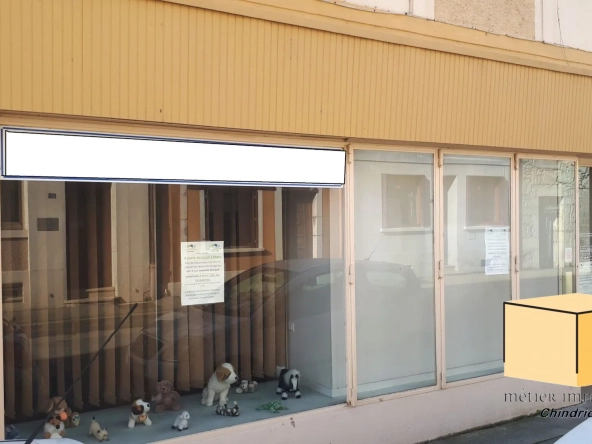 Local commercial loué à Yenne avec grande vitrine et cave - Investissement rentable