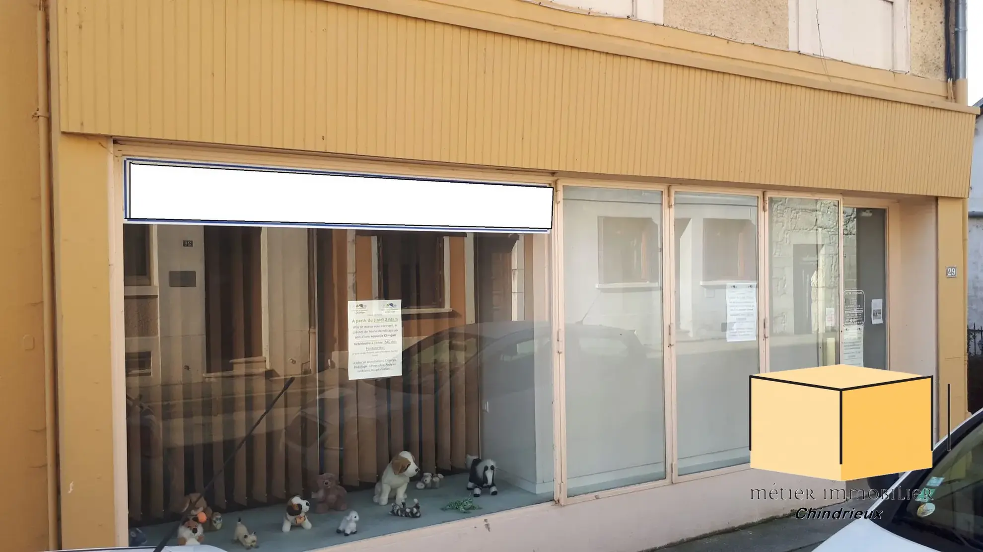 Local commercial loué à Yenne avec grande vitrine et cave - Investissement rentable 