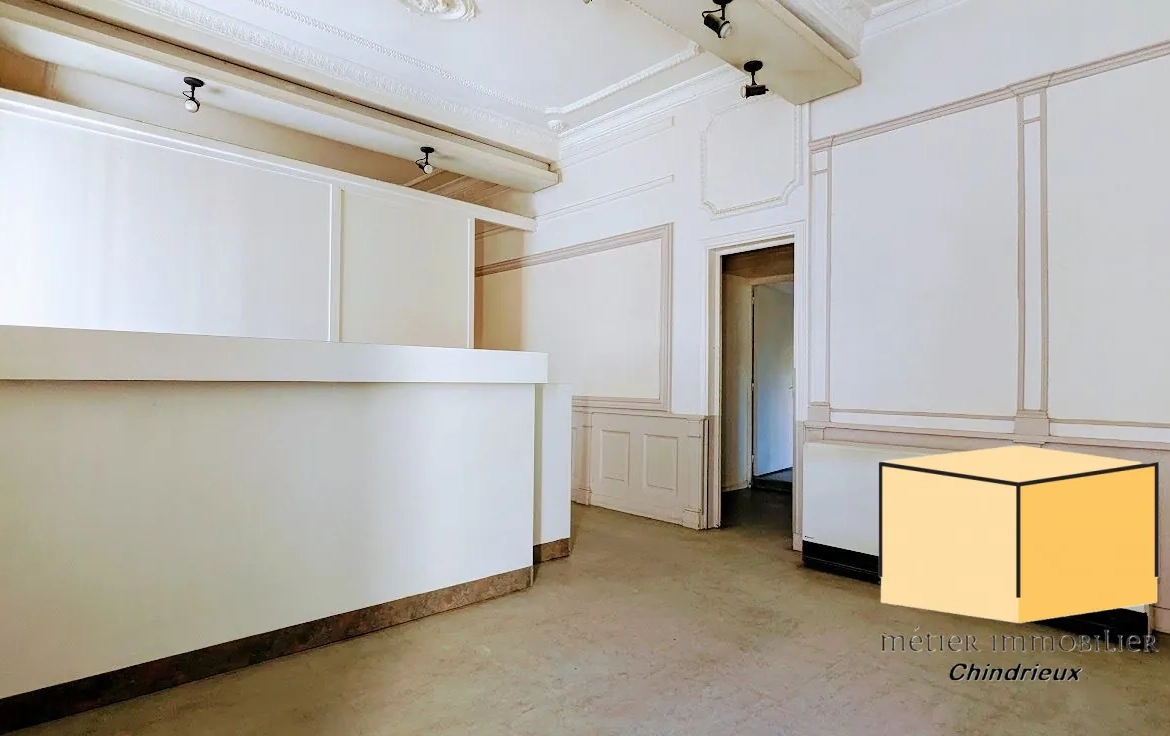 Local commercial loué à Yenne avec grande vitrine et cave - Investissement rentable 