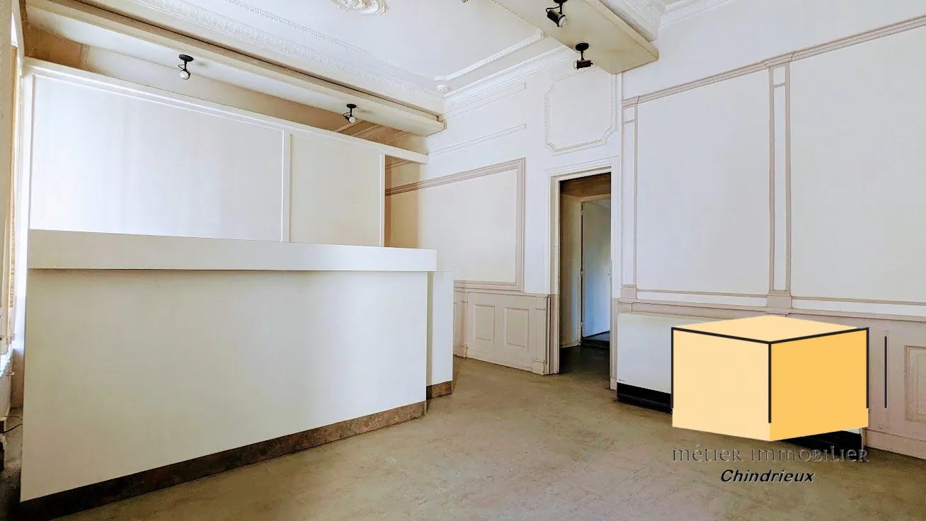 Local commercial loué à Yenne avec grande vitrine et cave - Investissement rentable 