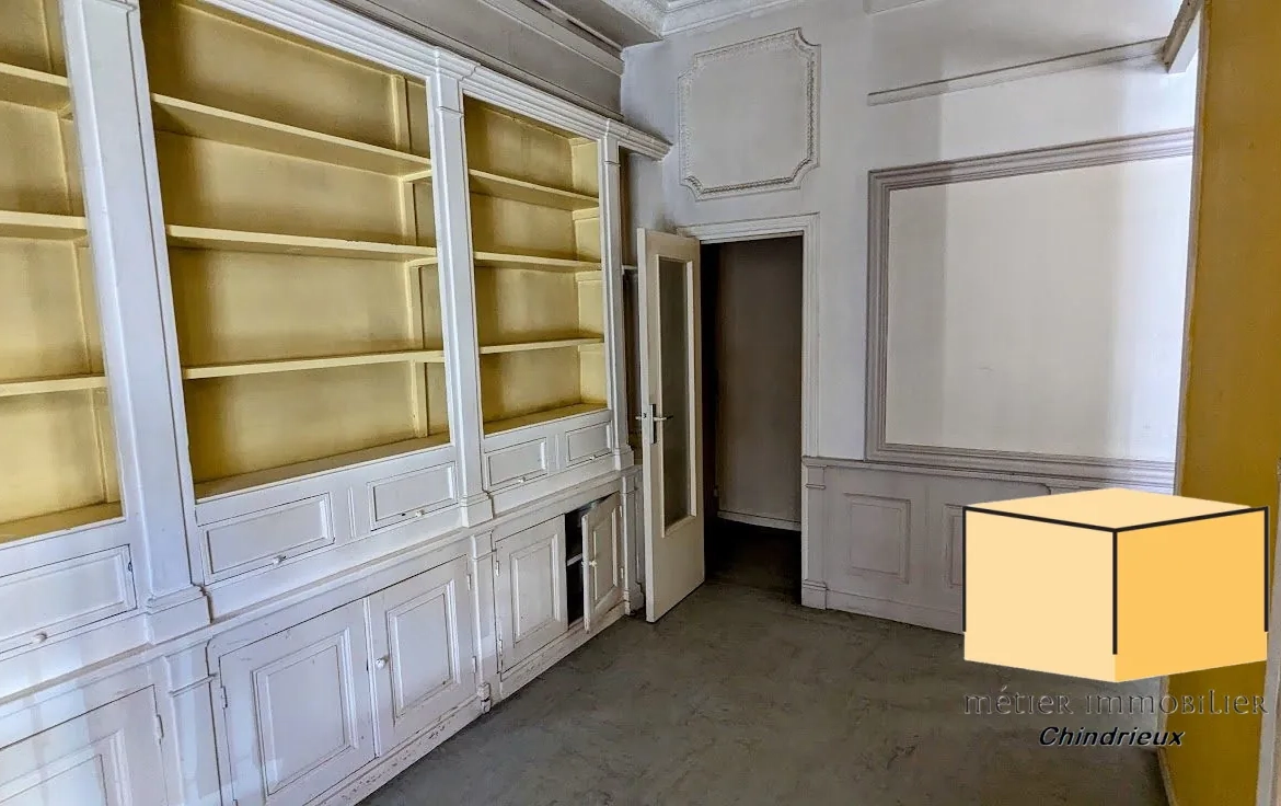 Local commercial loué à Yenne avec grande vitrine et cave - Investissement rentable 