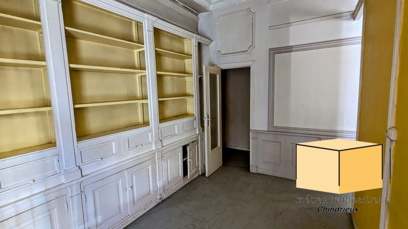 Local commercial loué à Yenne avec grande vitrine et cave - Investissement rentable 
