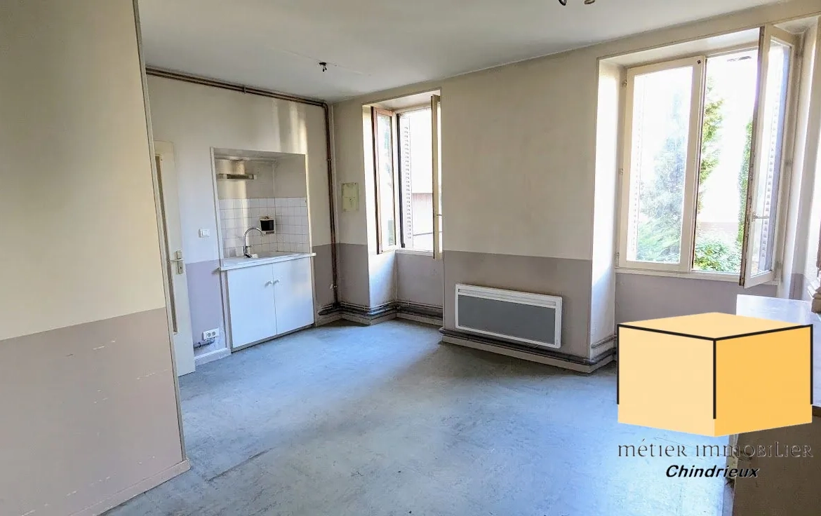 Local commercial loué à Yenne avec grande vitrine et cave - Investissement rentable 