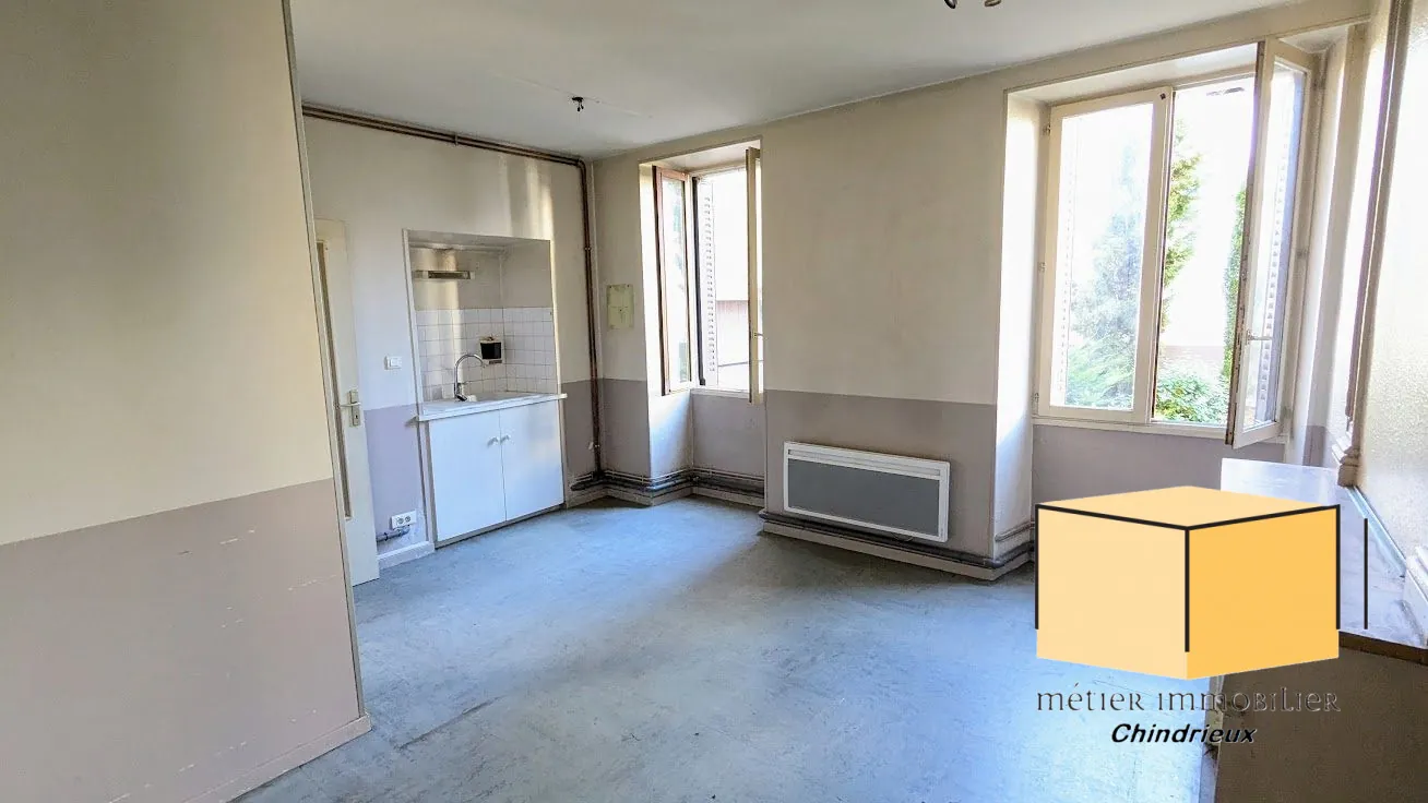 Local commercial loué à Yenne avec grande vitrine et cave - Investissement rentable 