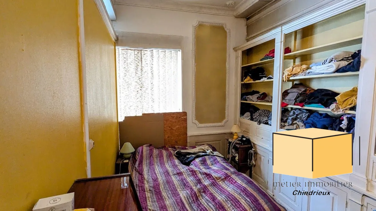 Local commercial loué à Yenne avec grande vitrine et cave - Investissement rentable 