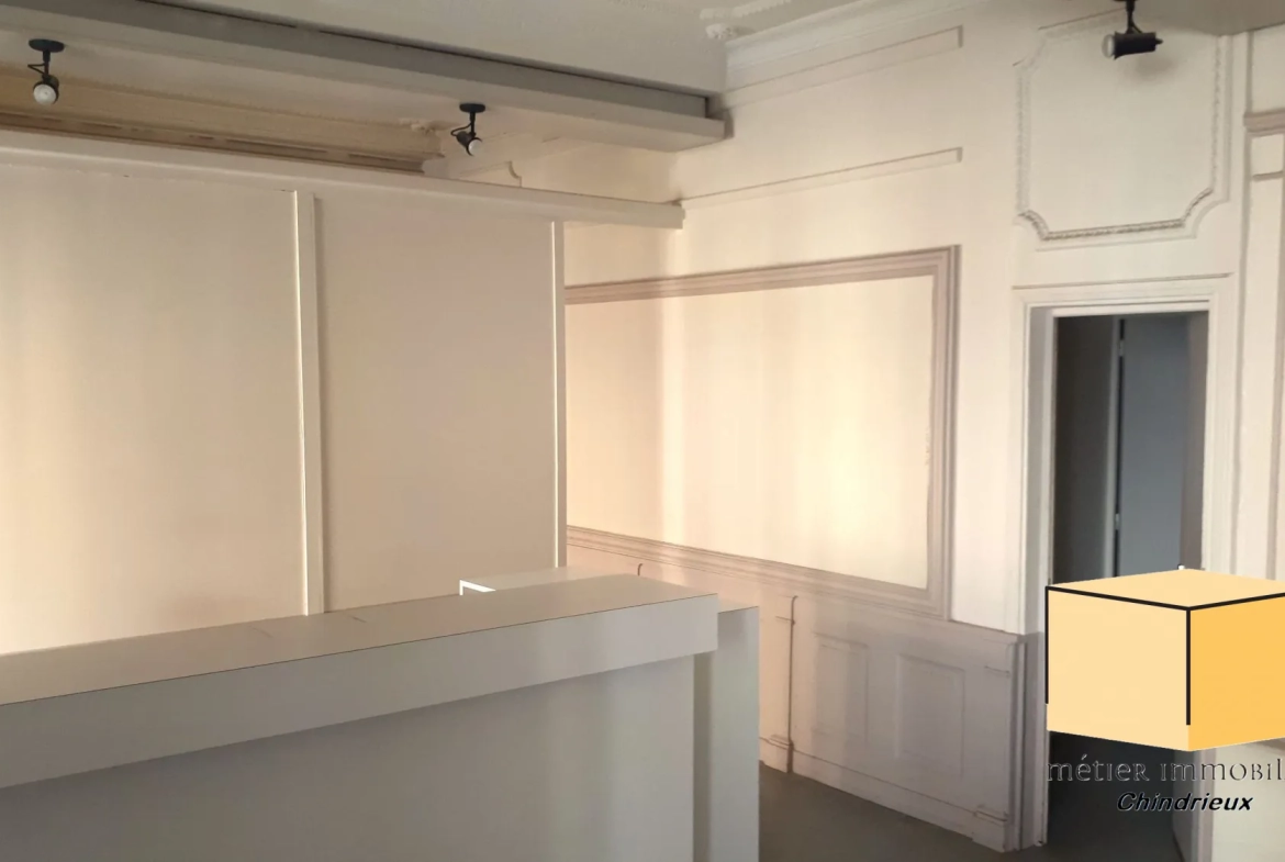 Local commercial loué à Yenne avec grande vitrine et cave - Investissement rentable 