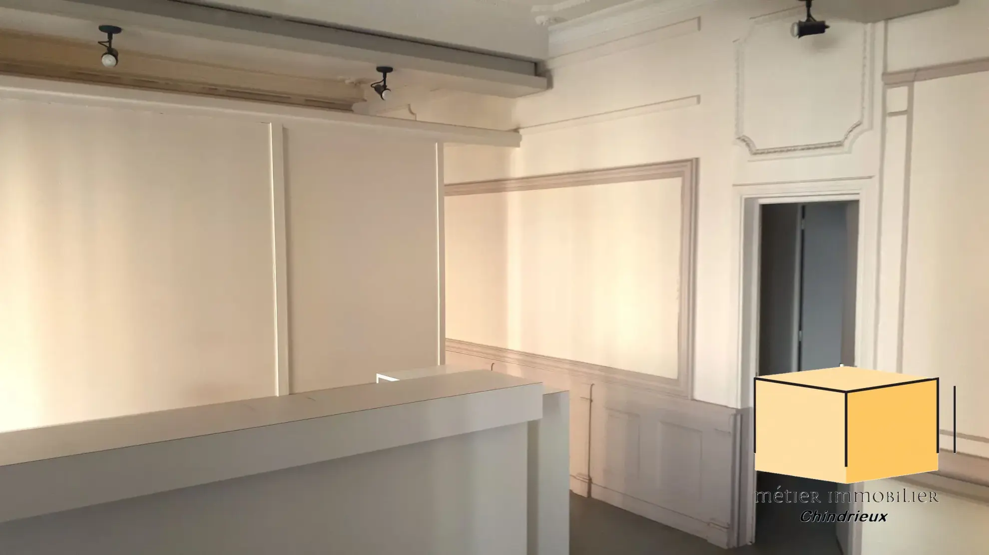 Local commercial loué à Yenne avec grande vitrine et cave - Investissement rentable 