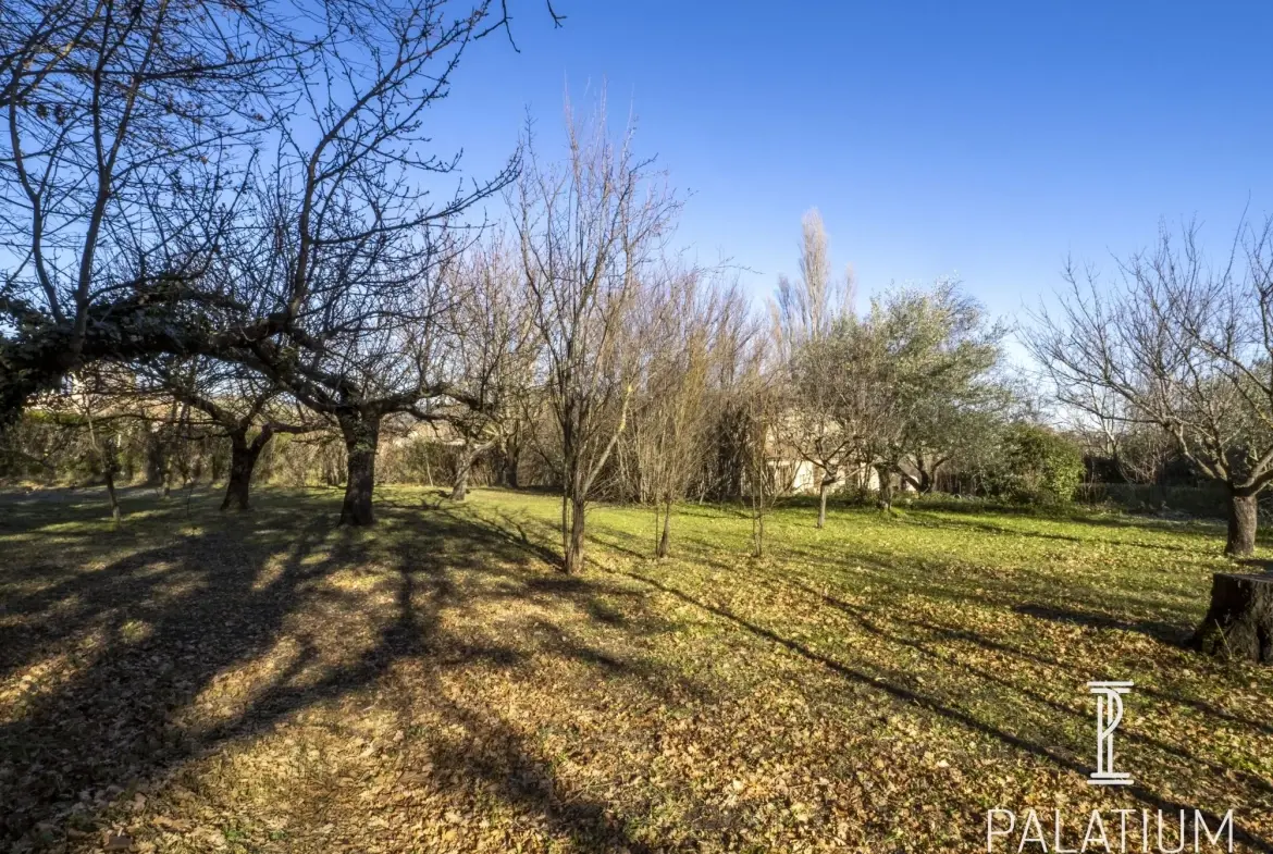 Terrain constructible de 950 m² à Pierrevert, secteur paisible 