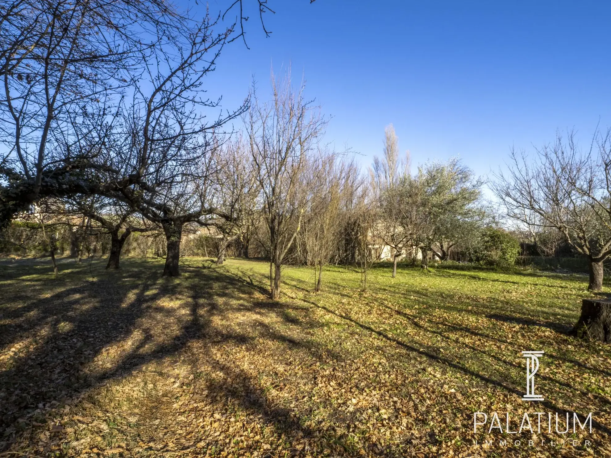 Terrain constructible de 950 m² à Pierrevert, secteur paisible 