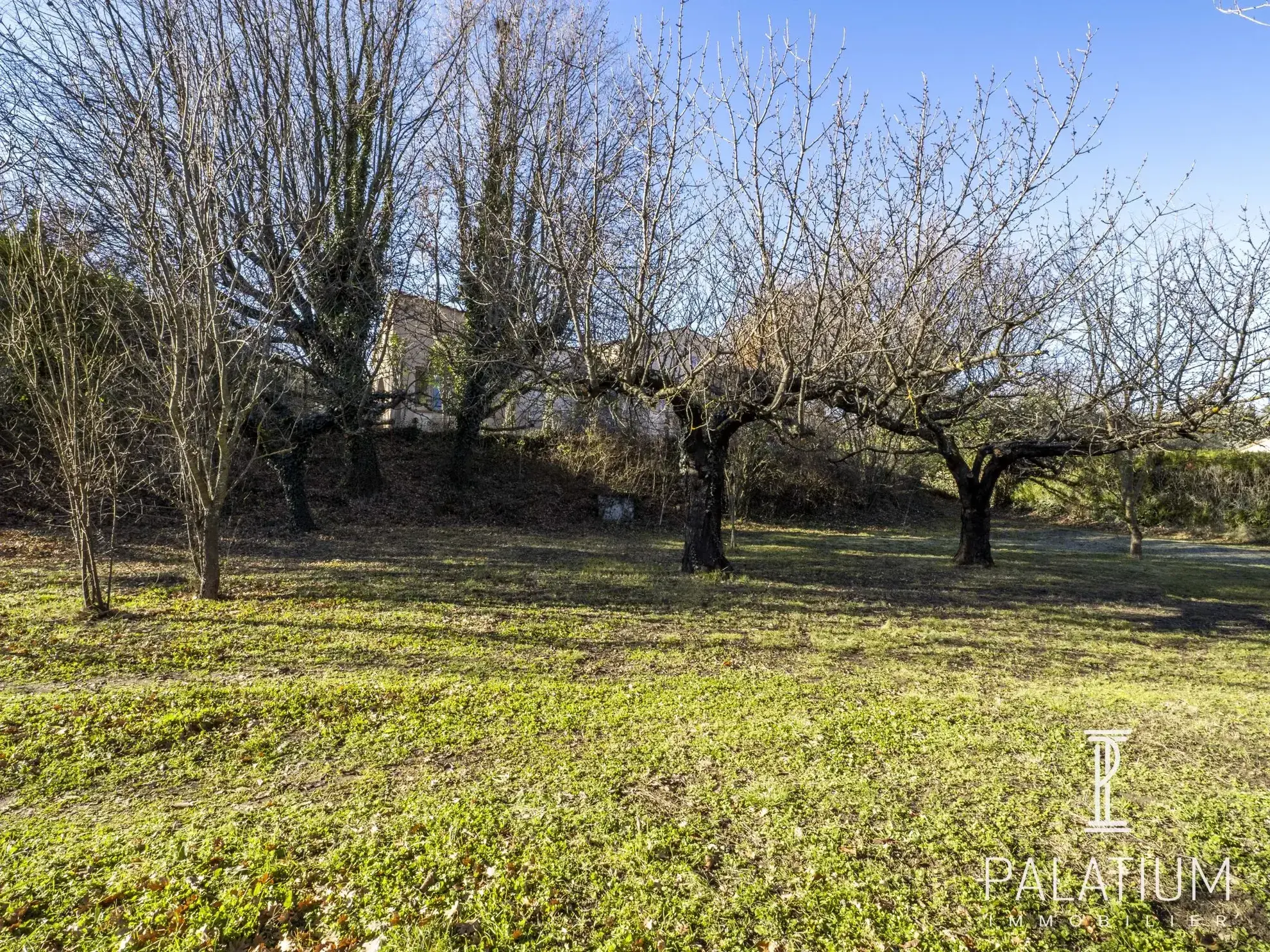 Terrain constructible de 950 m² à Pierrevert, secteur paisible 