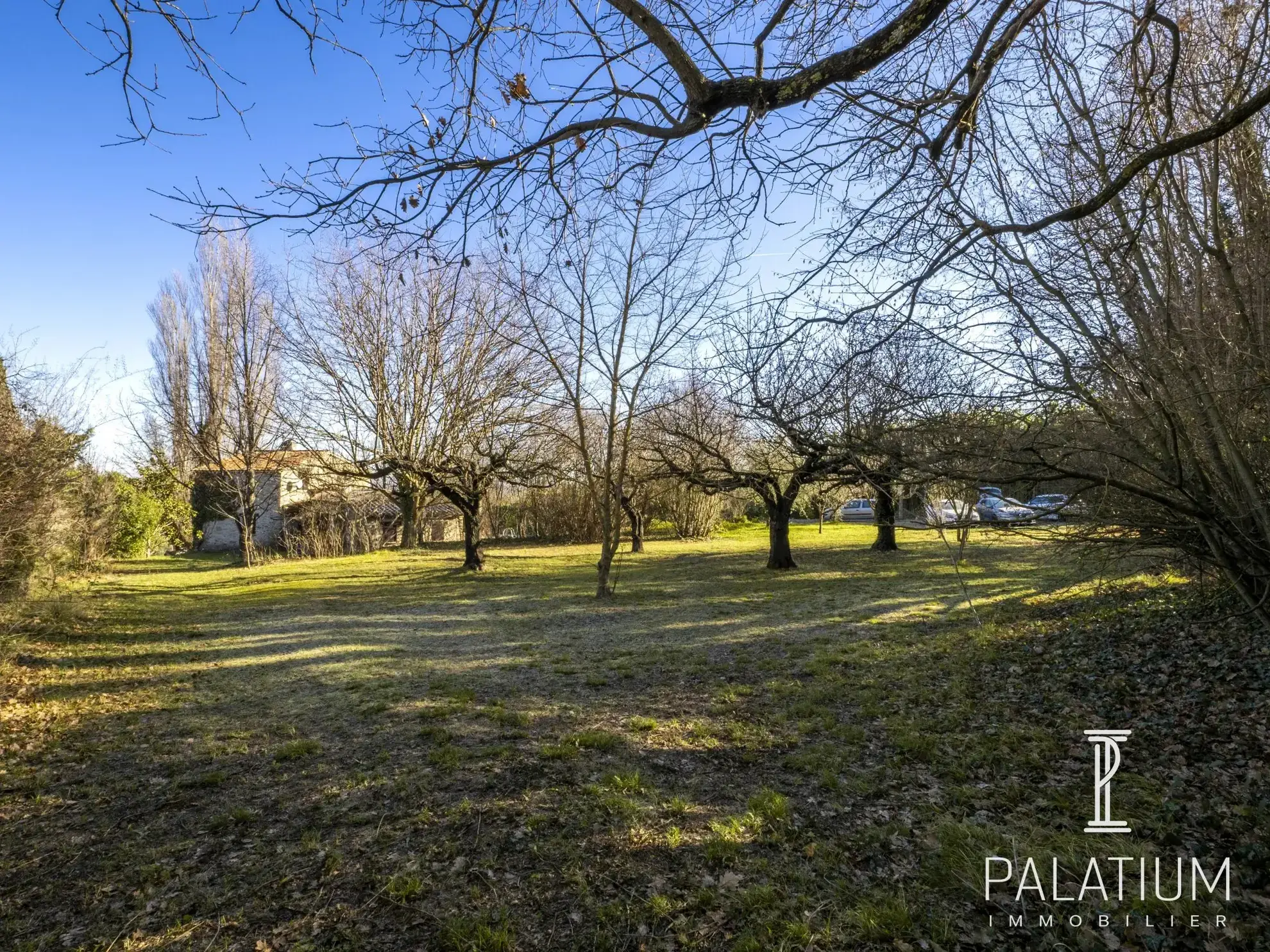 Terrain constructible de 950 m² à Pierrevert, secteur paisible 