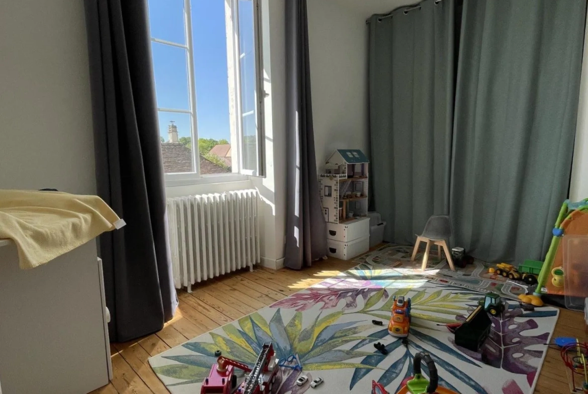Belle maison ancienne rénovée de 144 m² avec terrasse et jardin à Villeneuve-en-Perseigne 