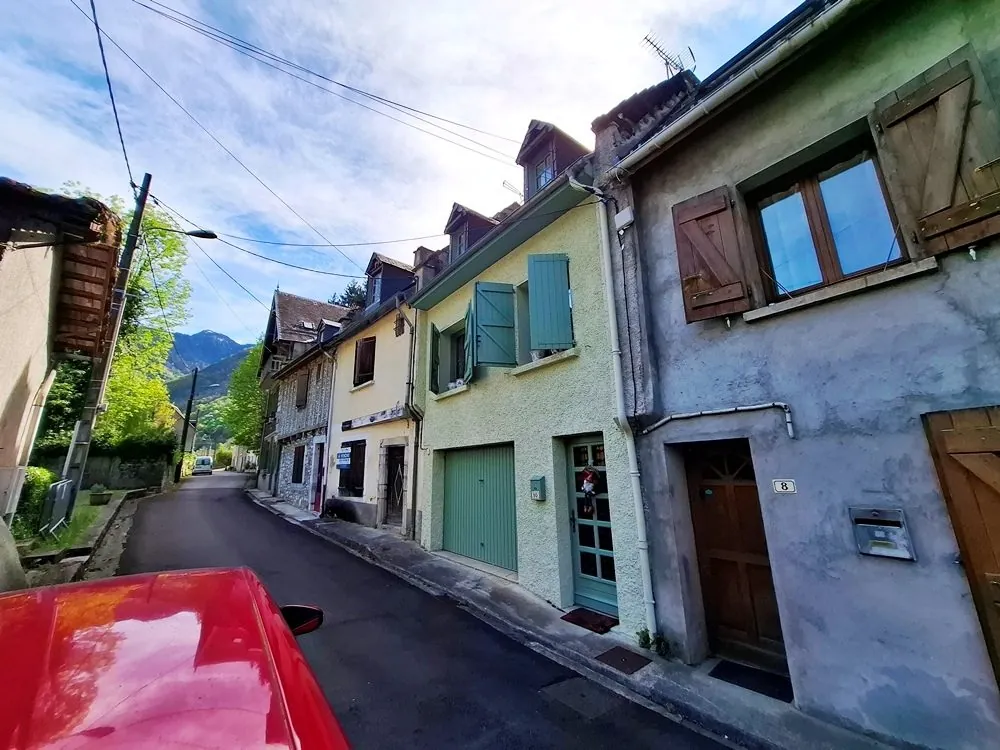 Maison à vendre à Saint-Béat-Lez - Charmante propriété avec jardin et vue montagne 