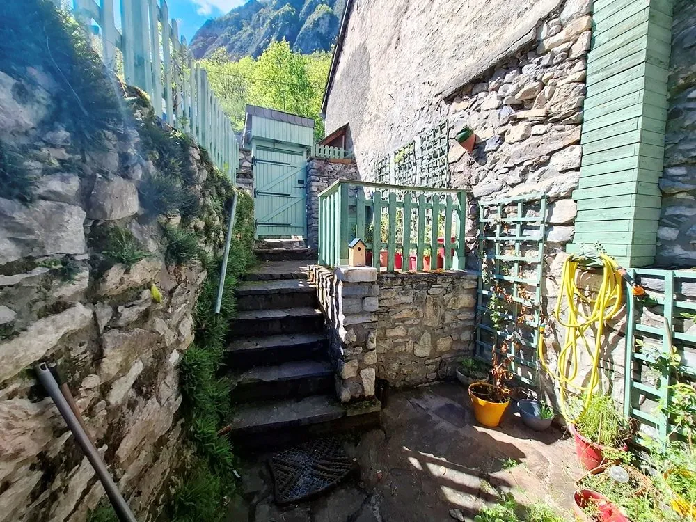 Maison à vendre à Saint-Béat-Lez - Charmante propriété avec jardin et vue montagne 