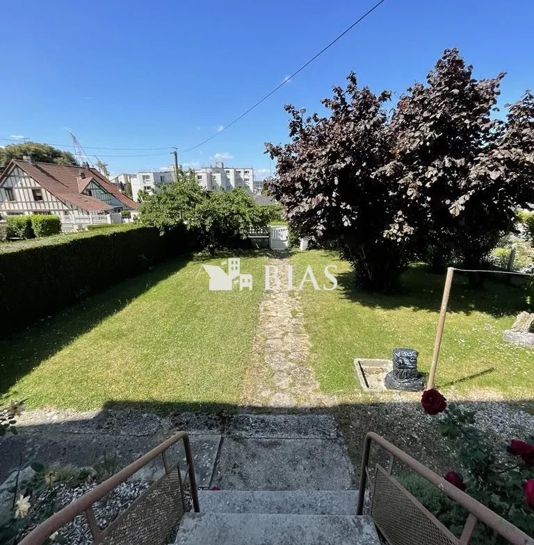Maison à vendre au Trait avec jardin, garage et potentiel de rénovation 