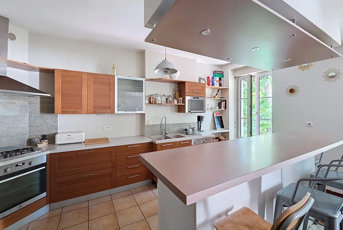 Appartement Traversant 4 Pièces à Chalon-sur-Saône - Spacieux et Lumineux 
