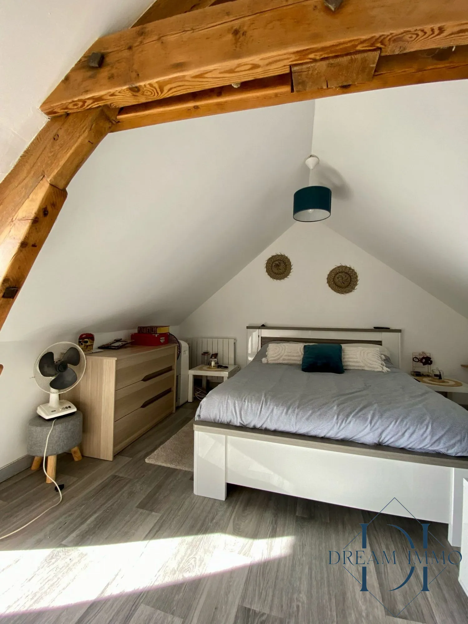 Maison de charme à Guernes avec cour sud proche gare et écoles 