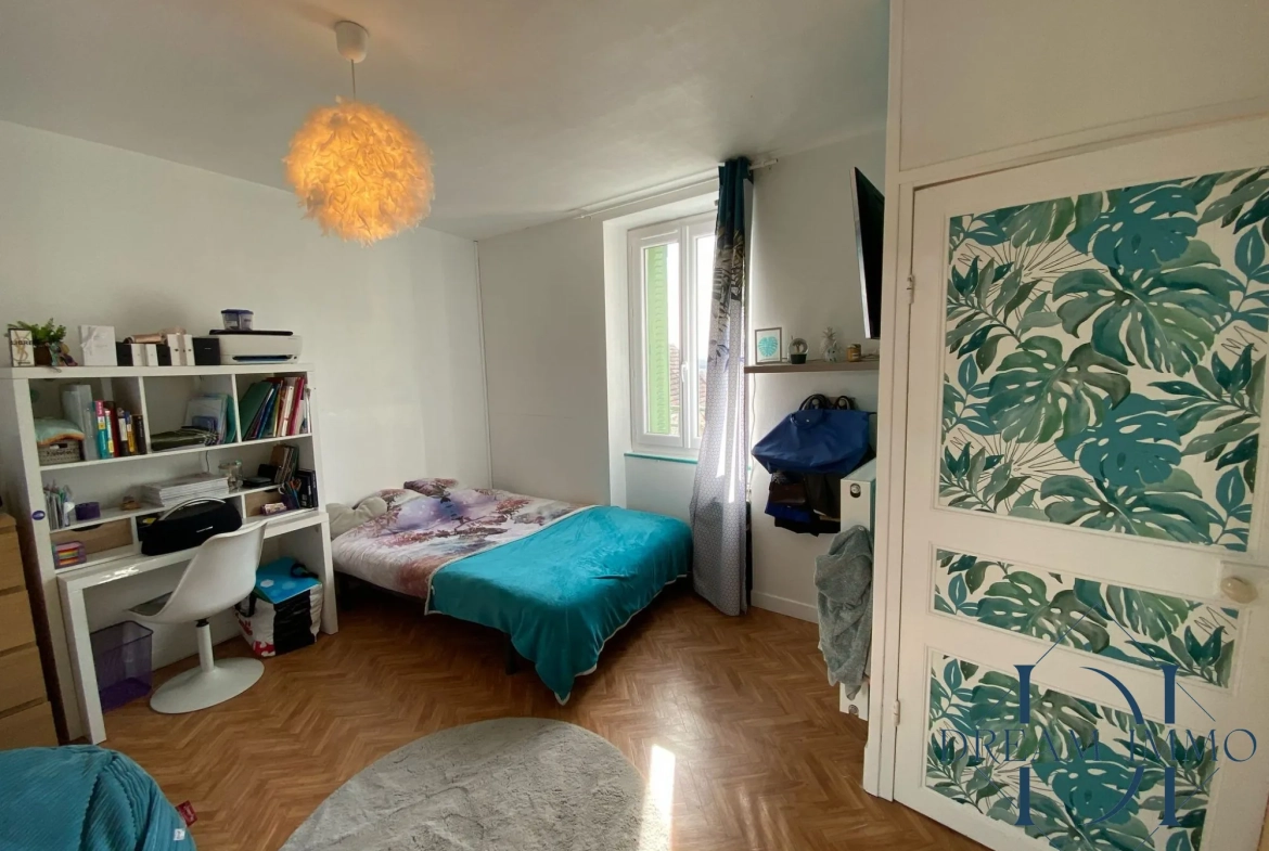 Maison de charme à Guernes avec cour sud proche gare et écoles 