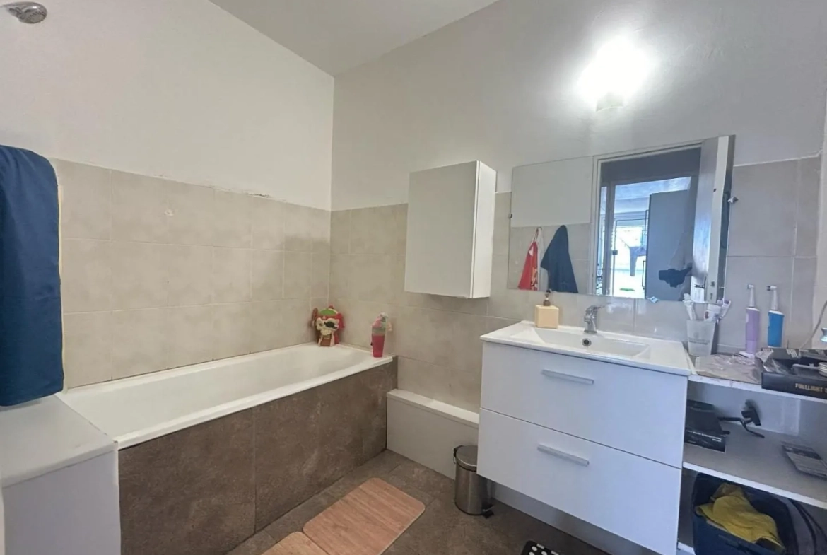 Appartement T2 lumineux de 49 m² à vendre à Istres, résidence calme 