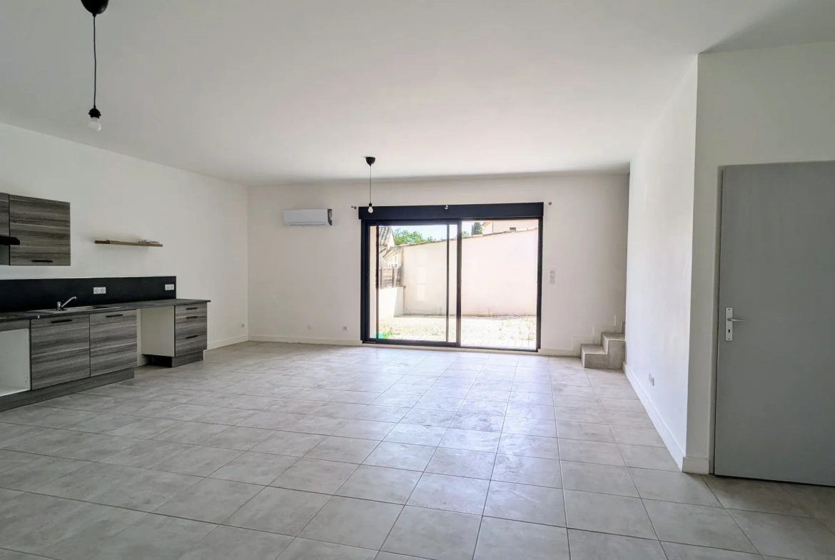 Maison récente de 136 m2 avec 4 chambres, jardin et garage à Althen des Paluds 