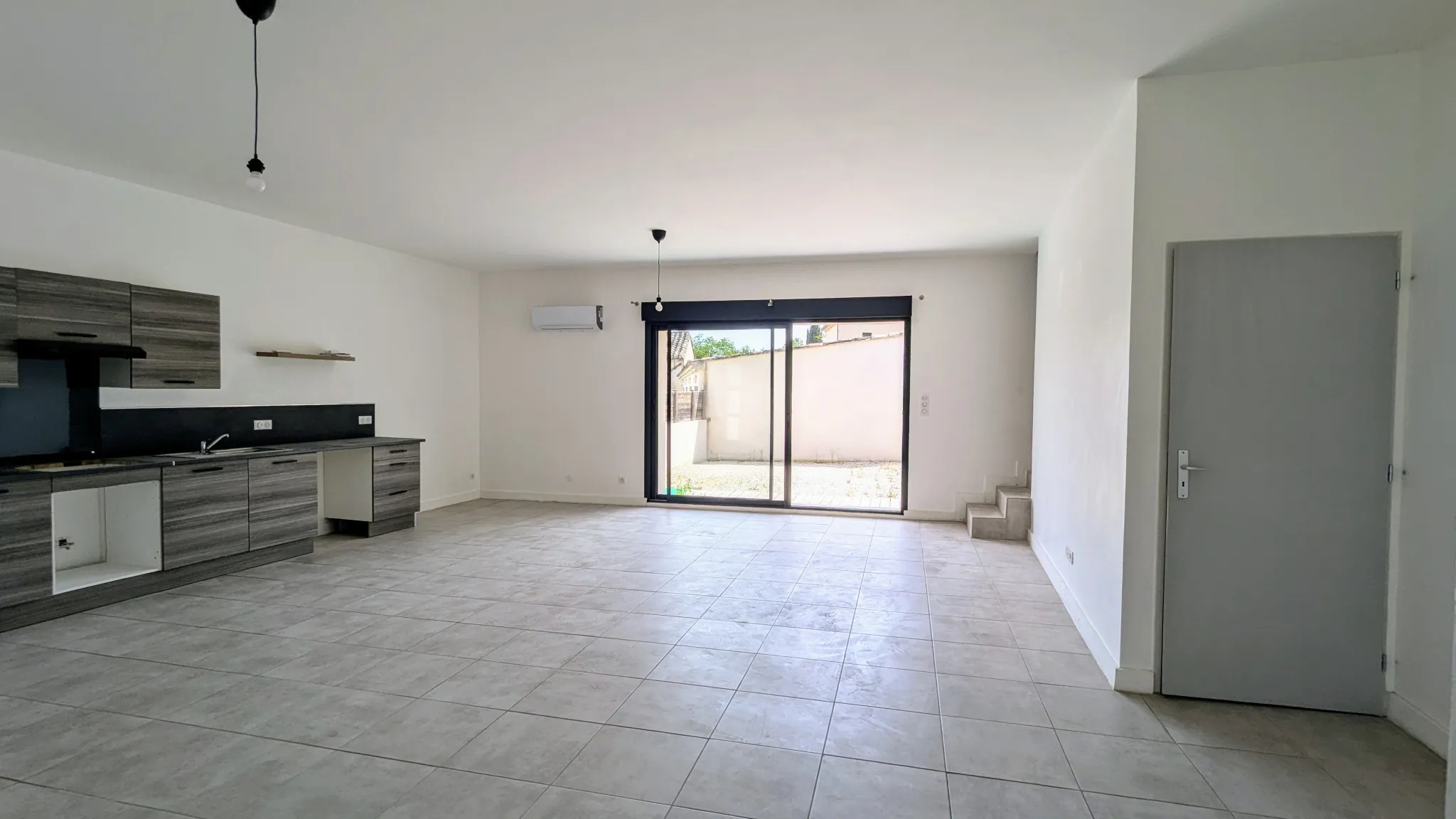 Maison récente de 136 m2 avec 4 chambres, jardin et garage à Althen des Paluds 