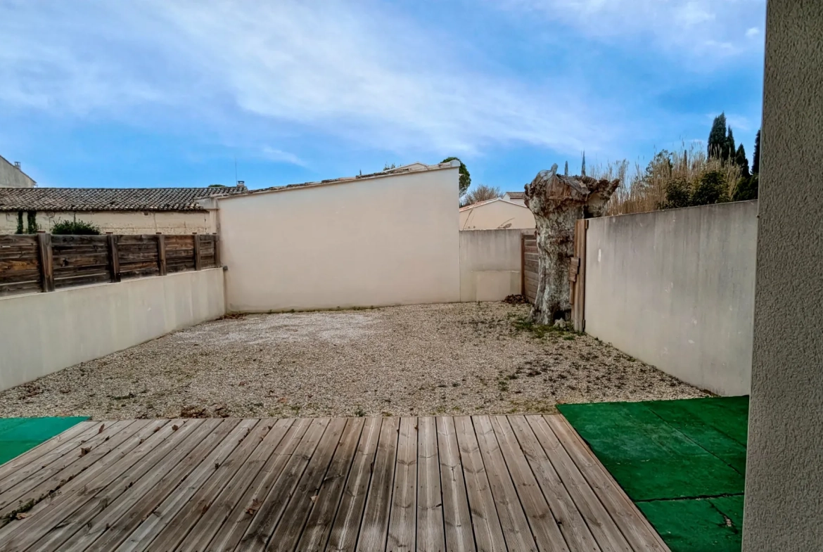 Maison récente de 136 m2 avec 4 chambres, jardin et garage à Althen des Paluds 