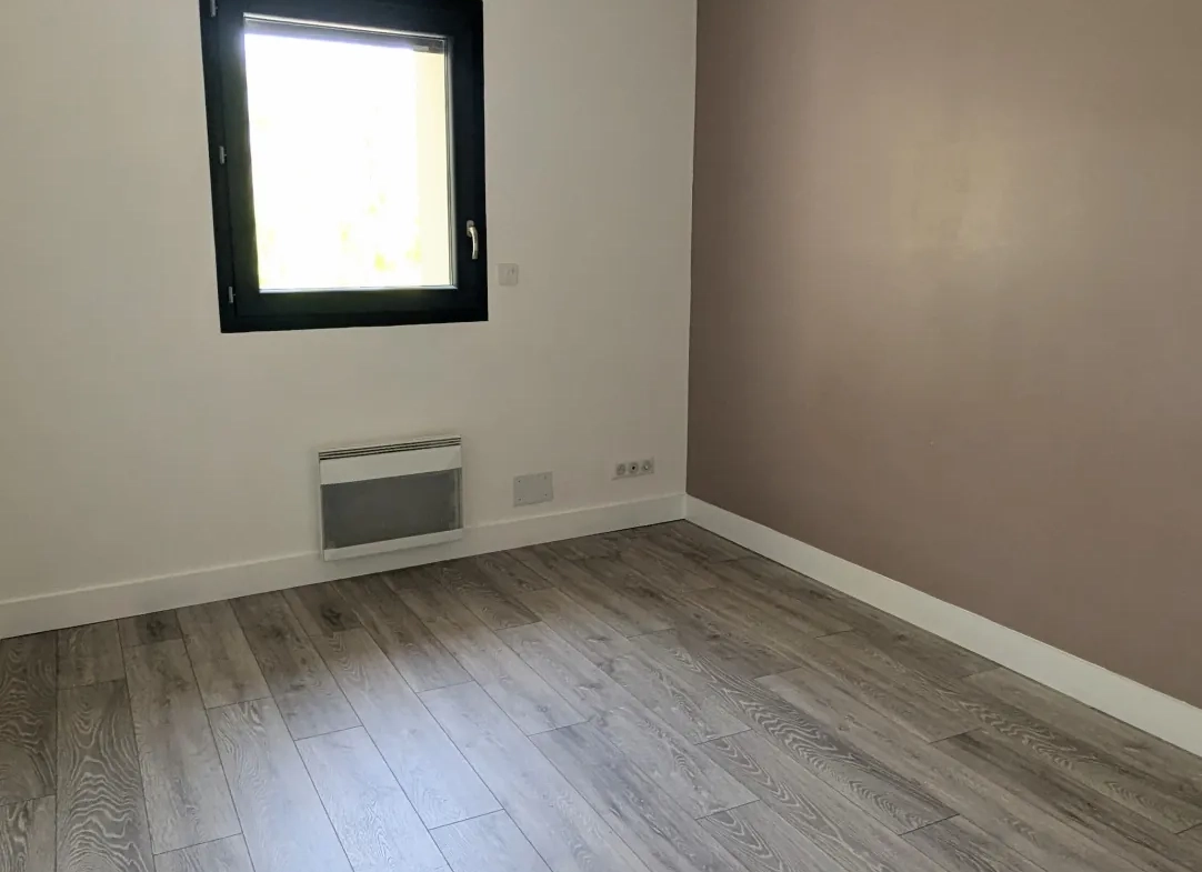 Maison récente de 136 m2 avec 4 chambres, jardin et garage à Althen des Paluds 