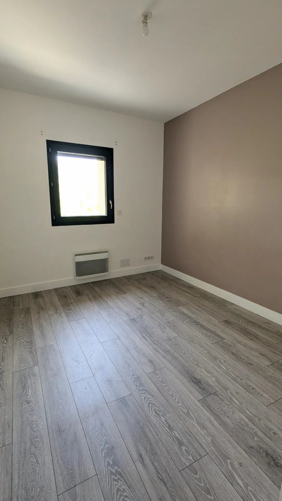 Maison récente de 136 m2 avec 4 chambres, jardin et garage à Althen des Paluds 