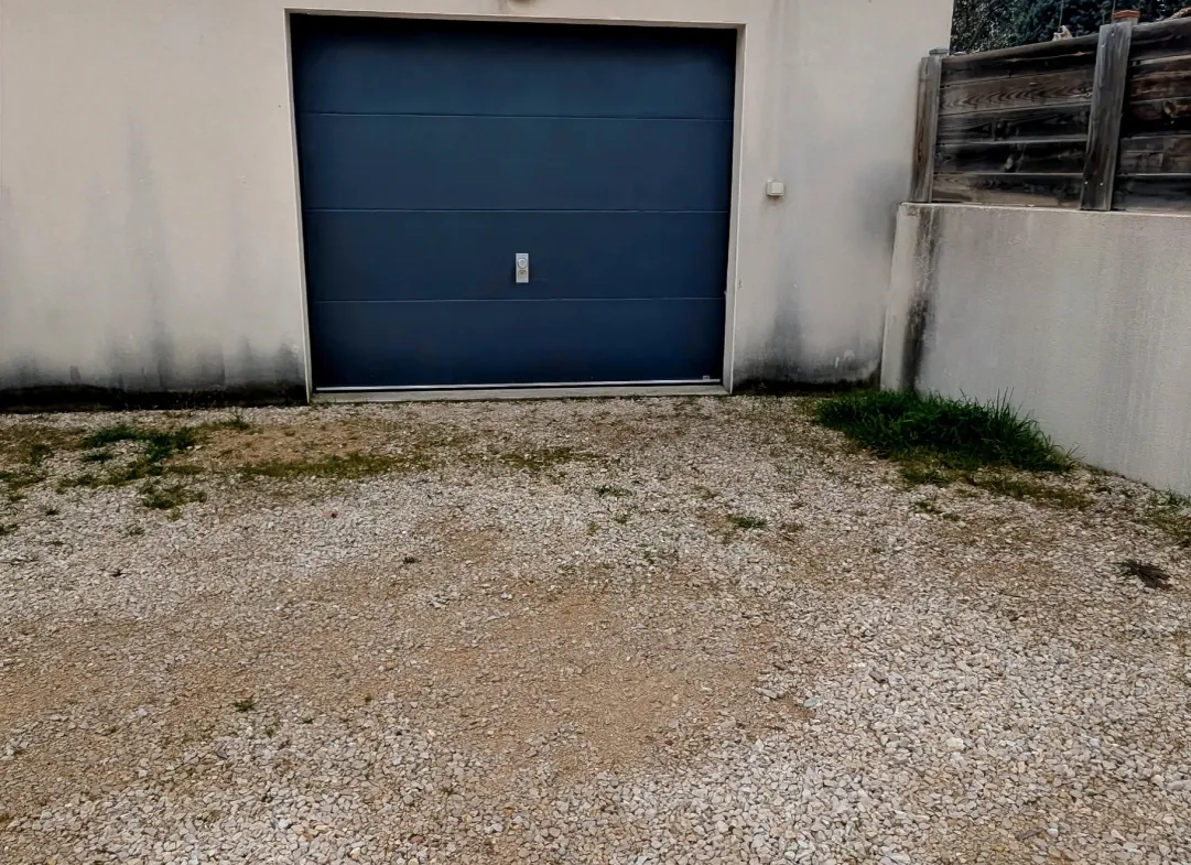 Maison récente de 136 m2 avec 4 chambres, jardin et garage à Althen des Paluds 